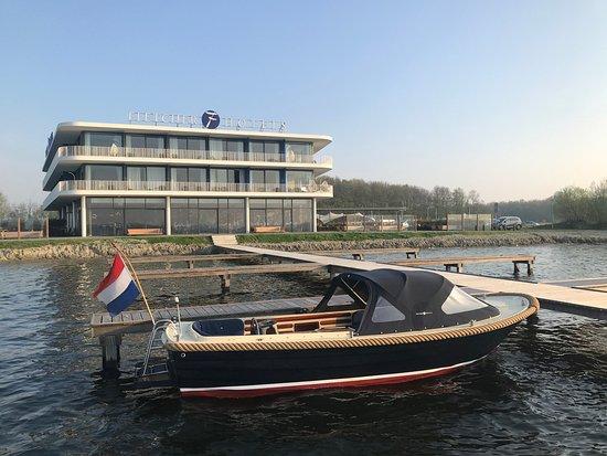 Marina Lounge